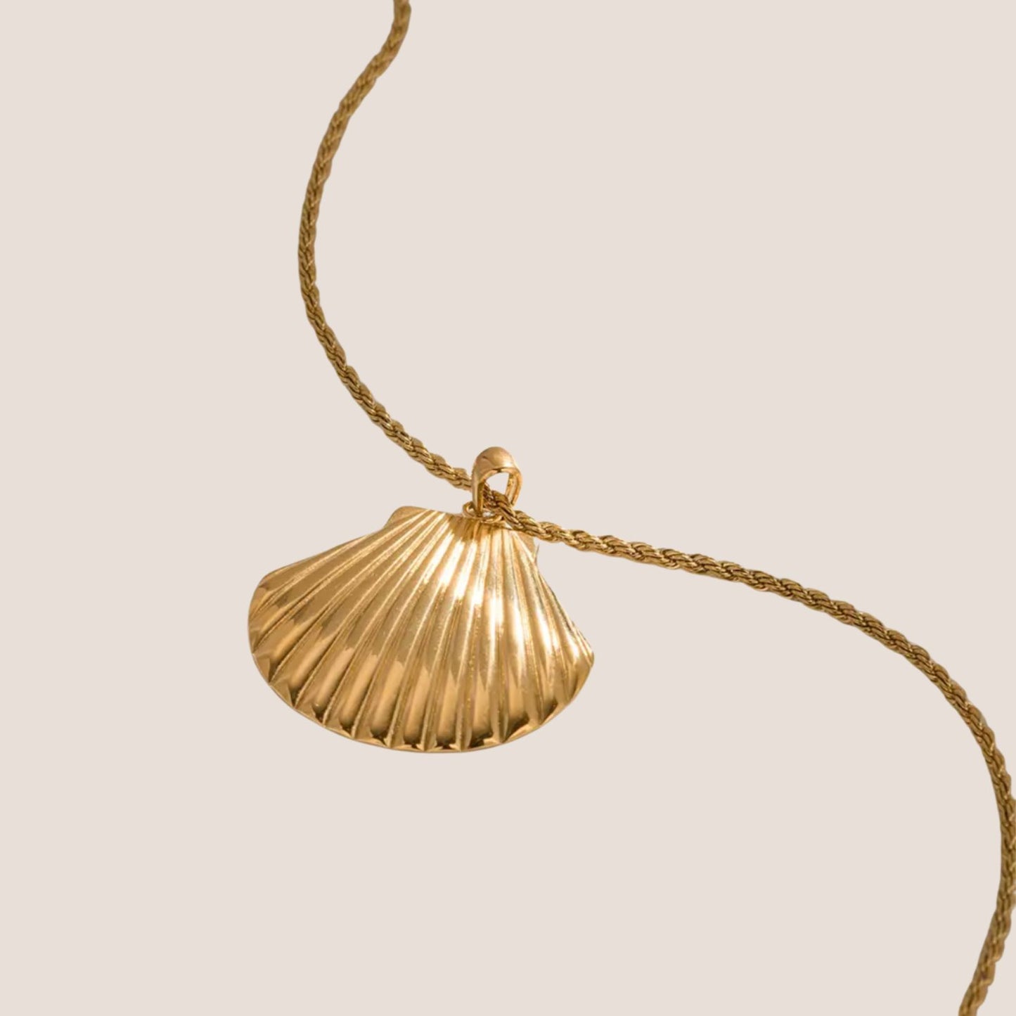LA MER SHELL NECKLACE